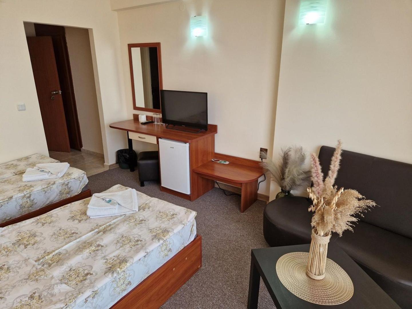 Family Hotel Diana ツァレヴォ エクステリア 写真